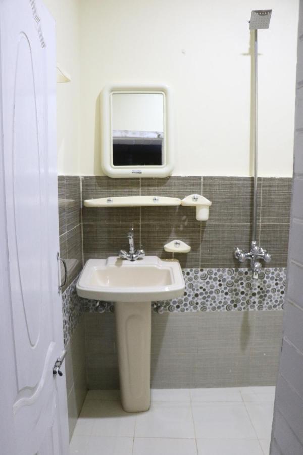 Golden Peak Guest House Гилгит Экстерьер фото